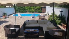 Large and bright 6-bed villa with parking in San Foca